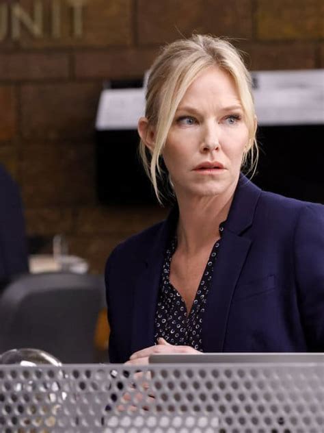 Law And Order Svu Surprise Kelli Giddish Returns As Rollins With A