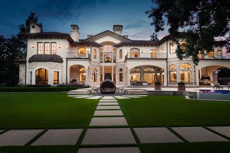 Italian Riviera On Lake Austin Texas Luxury Homes Mansions For Sale Luxury Portfolio