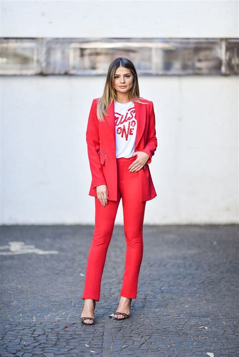 A elegância e o podero do blazer vermelho feminino - e-Trends | Paraíso ...