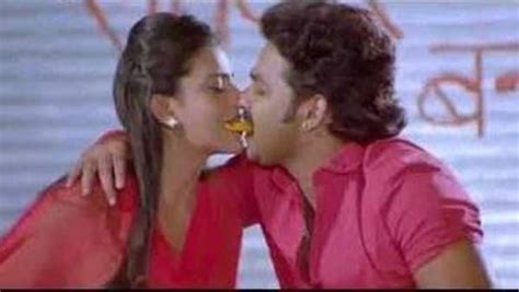 Bhojpuri Actress Akshara Singh Pawan Singh Kissing Scene Video Viral On Youtube अक्षरा सिंह और