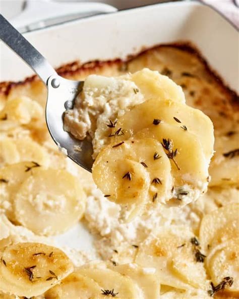 Both are made with thinly sliced potatoes cooked in cream, but they have one small classic scalloped potatoes are made with just cream and potatoes, while gratins add cheese between those layers and over the top. Tyler Florence Has a Clever Trick for Making the Best Scalloped Potatoes Ever in 2020 | Best ...