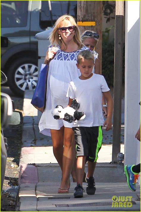 Reese Witherspoon Baby Bump At Malibu Beach House Photo Celebrity Babies Deacon