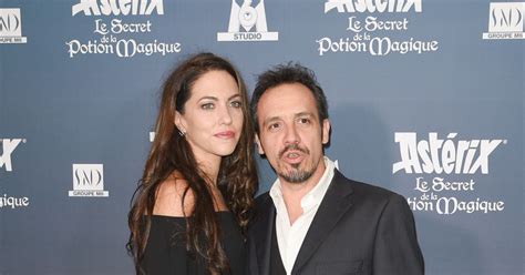 He is an actor and composer, known for kaamelott (2004), astérix: Alexandre Astier et sa compagne Luna Karys - Avant ...