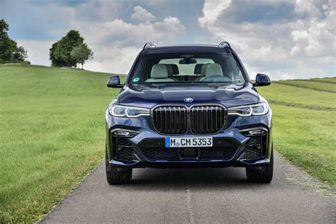 The 2020 bmw x7 m50i is a well balanced premium suv that caters to the needs of customers who are often looking for luxury, utility, space, latest tech and even good driving dynamics in a large. Tanzanite Blue BMW X7 M50i looks astonishing in new photo ...
