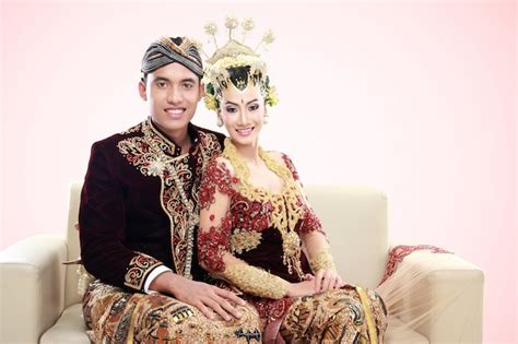 Premium Photo Traditional Java Wedding Couple