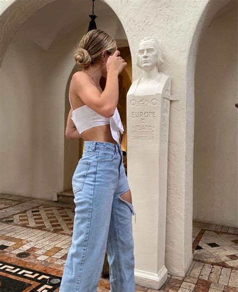 Pin By On LOOKS II Modern Fashion Outfits Fashion Mom Jeans