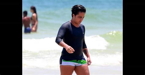 Thammy Miranda é fotografada em dia de praia usando sunga em janeiro de um mês após a