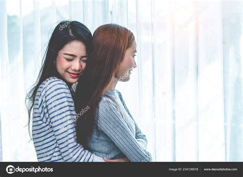 Dos Mujeres Lesbianas Asi Ticas Abrazan Abrazan Juntas Dormitorio Par