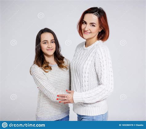 Concepto Familiar Retrato De Una Madre Y Una Hija Sonrientes Posando