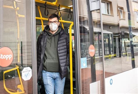 Tragen sie diese schutzmasken für den gang zum supermarkt oder zur apotheke. In den Bus nur mit FFP2-Maske
