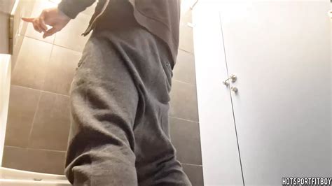 Masturbação Arriscada Em Um Banheiro Público Cara Sexy Xhamster