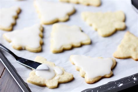 These healthy christmas cookies will help you spread holiday cheer, not cavities, this year. Lemon Rosemary Shortbread Cookies | Gimme Some Oven