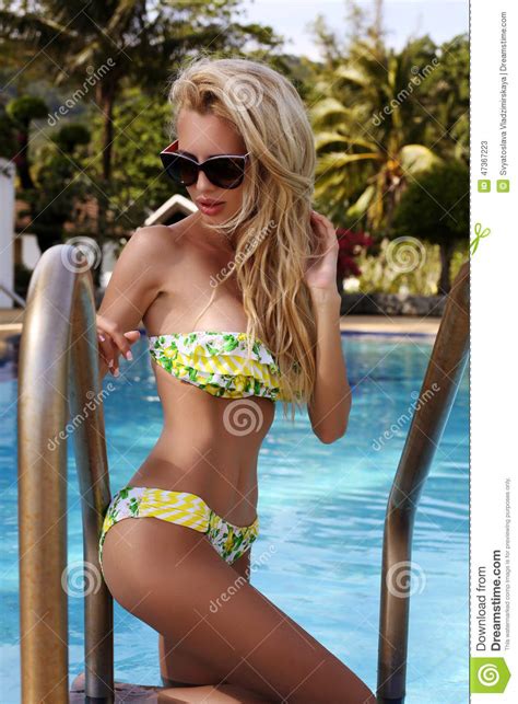 Sexy Frau Mit Dem Blonden Haar Im Bikini Und In Sonnenbrille Die Im Swimmingpool Aufwerfen