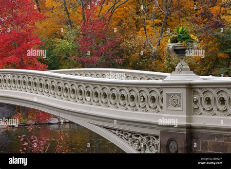 Bow Bridge In Central Park New York On An Autumn Day Stock Photo Alamy