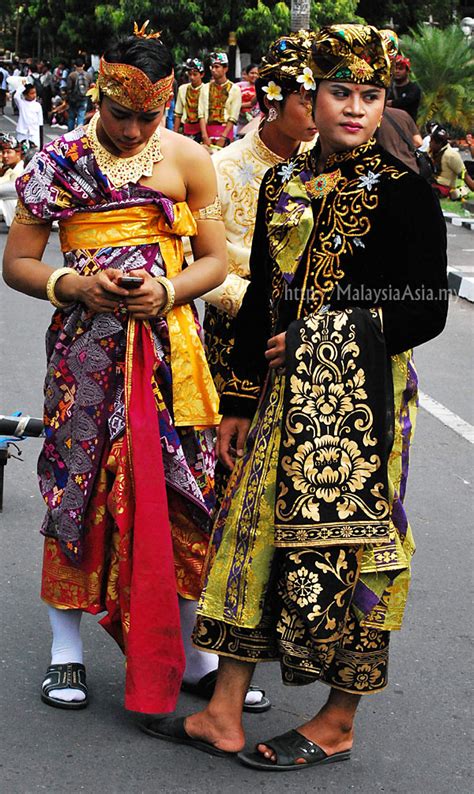 indonesia national costume male and female and i don t know i love the costumes even though i