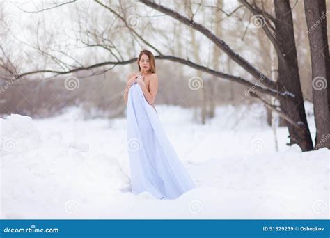 fille nue dans la forêt d hiver image stock image du nature jour 51329239