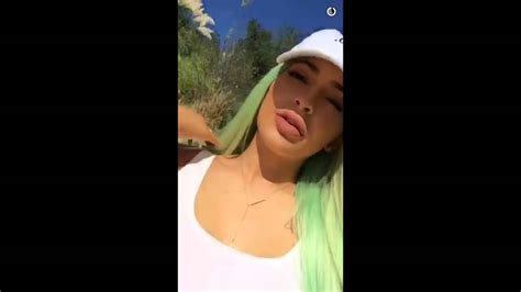 Kylie Jenners Twerk Off W Khloé On Snapchat Youtube