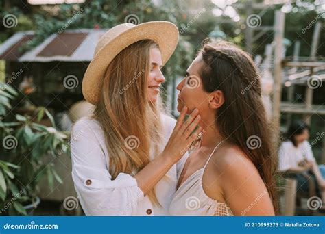 Duas Mulheres Lésbicas Se Beijando Imagem de Stock Imagem de sunlight verde