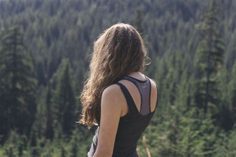 무료 이미지 나무 자연 숲 잔디 보행 소녀 여자 하이킹 목초지 햇빛 갈색 머리의 초상화 봄 시즌 적합 긴 머리 옥외 아름다움 서식지
