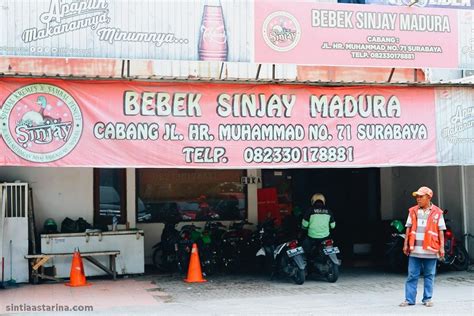 Bebek goreng& ayam goreng dengna bumbu hitam+ sambel ijo. Ketagihan Bebek Sinjay Madura di Surabaya, Pengin Nambah!