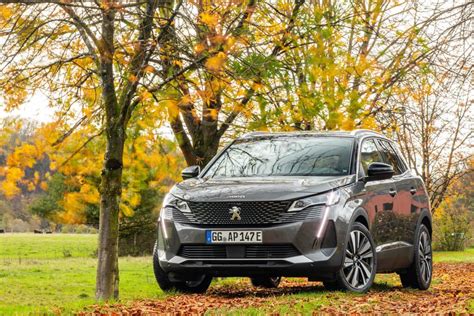 Peugeot 3008 Hybrid Review Changing Lanes
