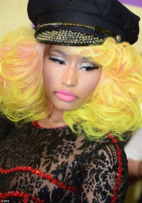 Nicki Minaj Unveils Surprisingly Natural Blonde Hair Nicki Minaj