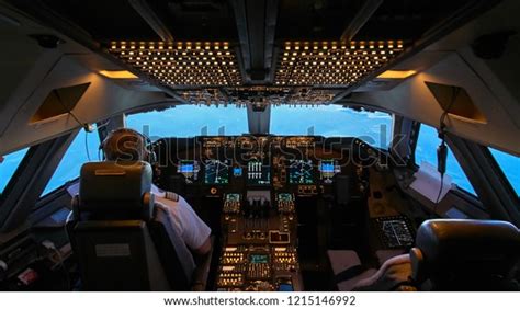 Boeing 747 Flight Deck Overview Foto De Stock 1215146992 Shutterstock