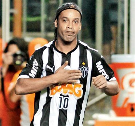 İspanya la liga ekiplerinden barcelona, eski yıldız oyuncusu brezilyalı ronaldinho'yu kulüp elçisi olarak atadı. Ronaldinho misses penalty in Mexico club Queretaro debut ...