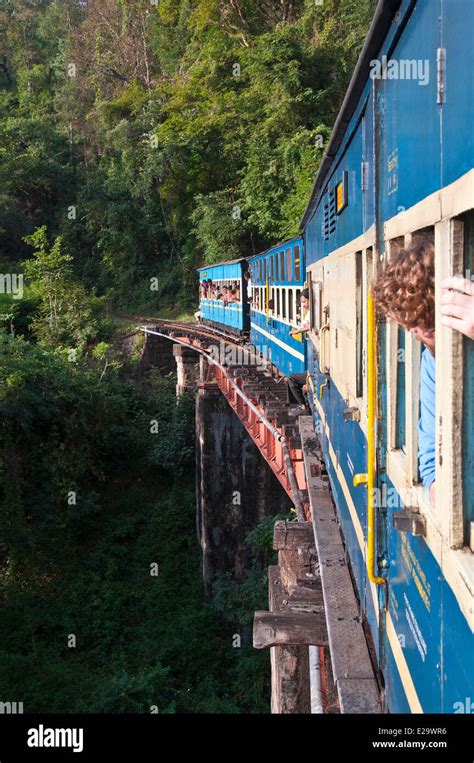 La India En El Estado De Tamil Nadu El Ferrocarril De Montaña Nilgiri