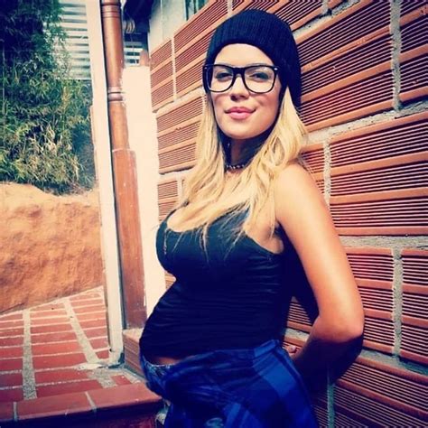 Karol G ℹ En Instagram “si Estuviera Embarazada Que Les Gustaría Que Fuera Niño🧑o Niña 👩🏻 😍😍👶🏻👶