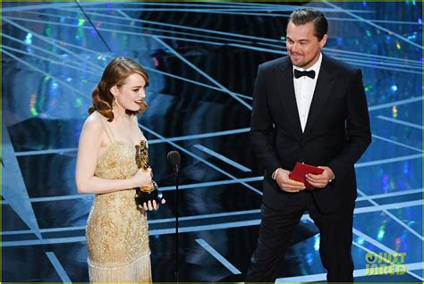 Leonardo Dicaprio Awards Emma Stone Her Academy Award At Oscars 2017