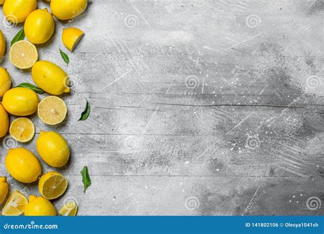 Citrons Jaunes Juteux Avec Des Feuilles Photo Stock Image Du