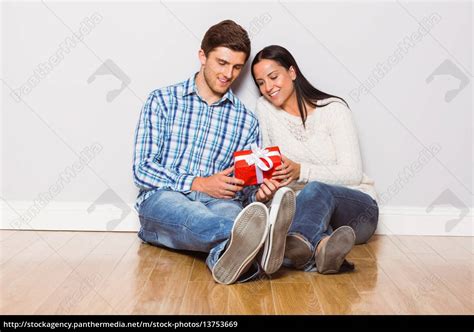 Junges Paar Sitzt Auf Dem Boden Mit Geschenk Lizenzfreies Bild 13753669 Bildagentur