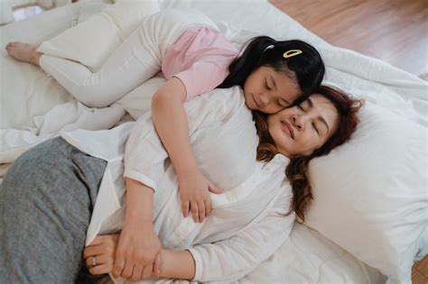 La abuela asiática duerme en casa los chinos mayores abuela feliz se relajan con la muchacha