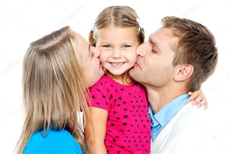 Mamá Y Papá Besando A Su Hermosa Hija — Foto De Stock