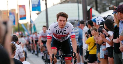 Jasper philipsen holds off pascal ackermann in an uphill sprint finish to win stage 15 of the vuelta a espana, as primoz roglic keeps his lead. Jasper Philipsen paste voor de Omloop, maar rijdt wel ...