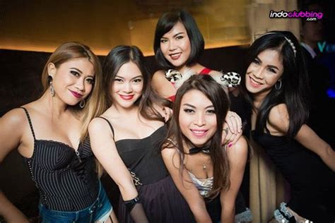 Artis nikita mirzani dan female disc jockey (fdj) devina hibur pengunjung zona cafe di jl ujung pandang, makassar, sulsel, sabtu. Listing - Club ter-hits di Makassar - indoclubbing.com