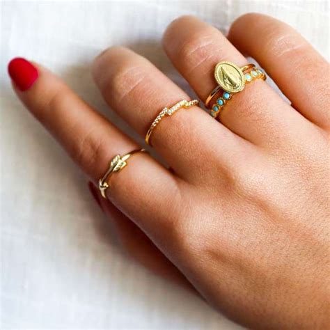 Cuál es el significado de los anillos en los dedos MÖA