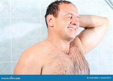 Mann unter der Dusche stockbild Bild von obacht porträt 132510063