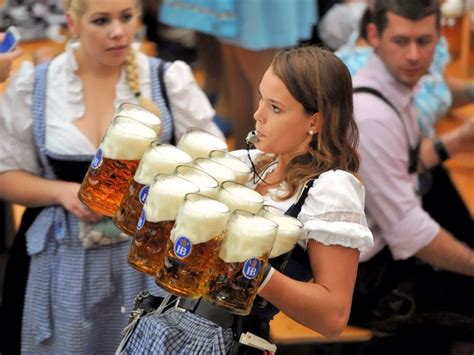 22 Incredible German Oktoberfest Beer Stein Holding Pics Beer Festival Octoberfest Beer