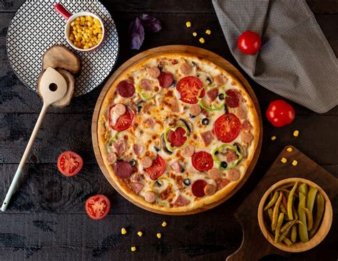 Pizza Aux Tranches De Tomate Et Au Pepperoni Photo Gratuite