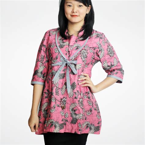 Contoh batik yang dipadukan dengan kain polos, lurik, brokat, untuk ke pesta atau hari biasa. Model Baju Batik Wanita untuk Kerja - IdeModelBusana.com