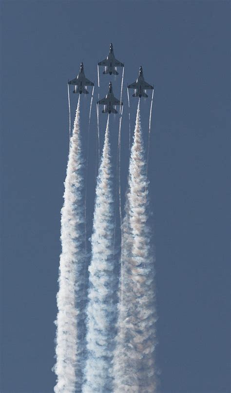 Thunderbirds The Us Air Force Performance Formation Team Flying