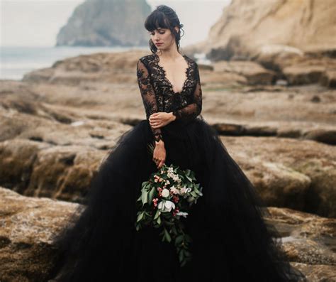 And if you're all about that dress, that music and that cake, here's a detailed recap the bridal gown was definitely one of the most highly anticipated parts of royal wedding. Unveiled 2018 Wedding Trends: Dresses & Desserts ...