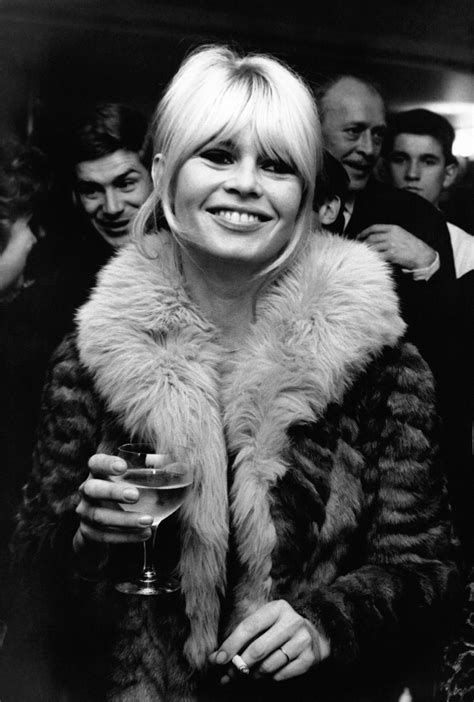 Når bangs er opprettet, bruk saksene til å kutte forsiktig fjærlag nærmere ansiktet. Brigitte Bardot then and now: See the bombshell through the years | Brigitte bardot, Bardot ...