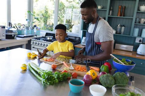 Padre E Figlio Afroamericano In Cucina Che Cucinano Insieme A Casa Isolata Durante L