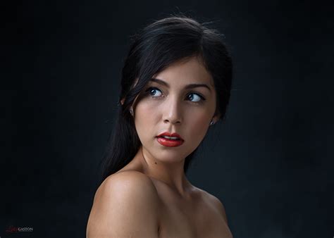Fond Décran Femmes Visage Portrait Fond Simple En Détournant Les Yeux Rouge à Lèvres