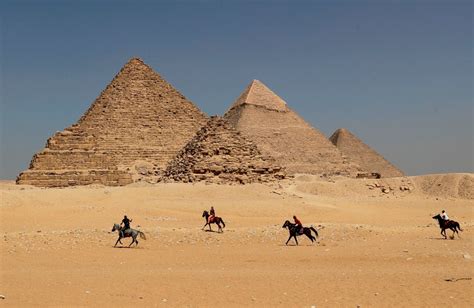 Egypt Probes Images Of Naked Couple Atop Pyramid That My Xxx Hot Girl