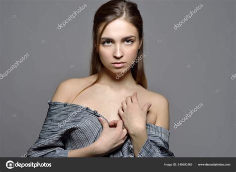 Torso Portrait Beautiful Woman Naked Shoulders Studio Shooting Grey