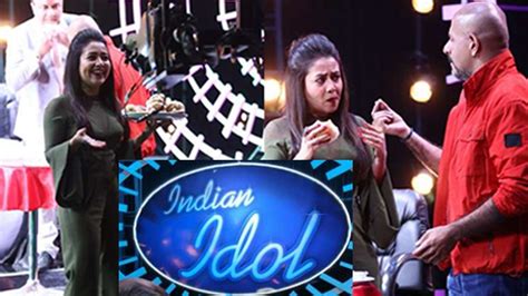 Indian Idol 10 Neha Kakkar And Vishal Dadlani Enjoy Vada Pav Party On The Sets। Filmibeat Video